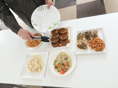 温かい昼食サービス